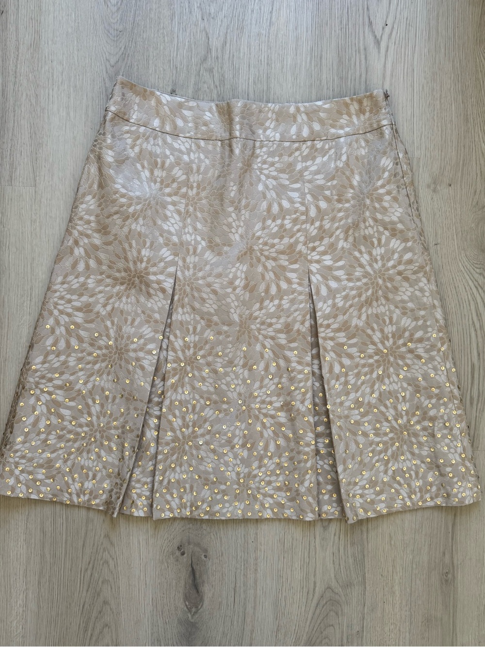 EUC Ann Taylor Beige Floral A-Line Skirt with Gold Accents Size 6